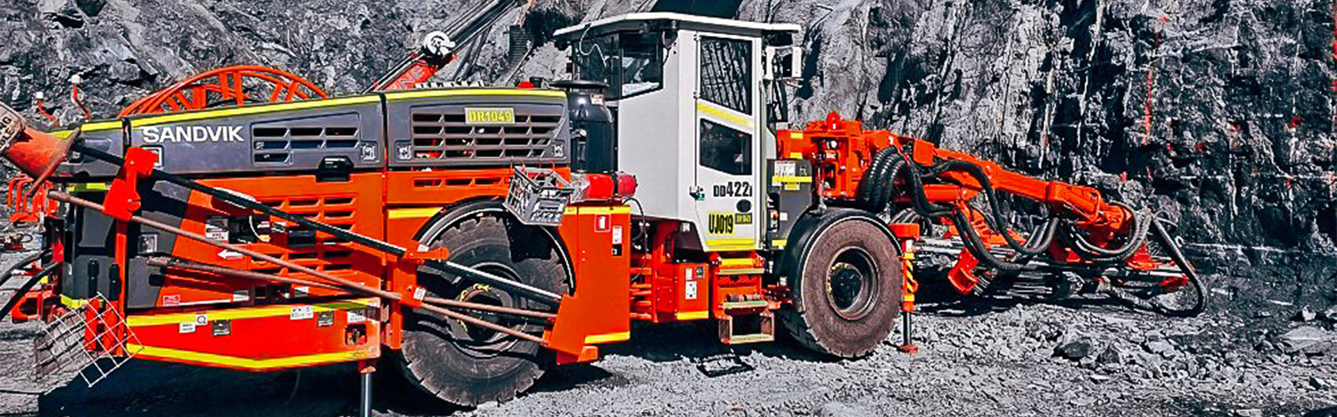 Desde la mina a cielo abierto existente, Redpath está llevando a cabo la construcción de dos portales gemelos y el desarrollo de dos bajadas de acceso antes de avanzar al desarrollo de nivel y la minería de producción.